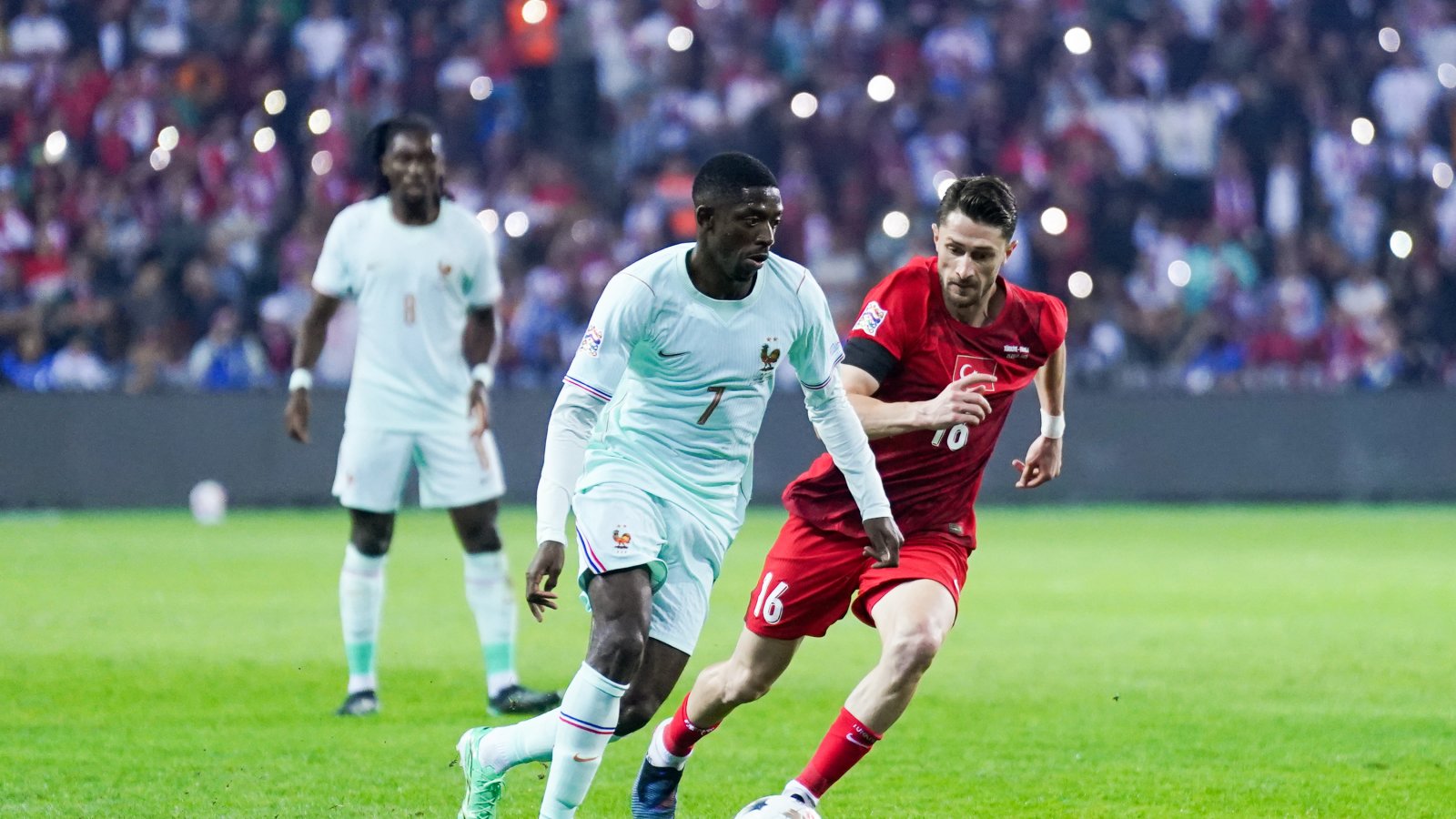 Ousmane Dembélé, Kocaeli'deki Türkiye–Fransa maçında Türk oyuncuyla mücadele ediyor