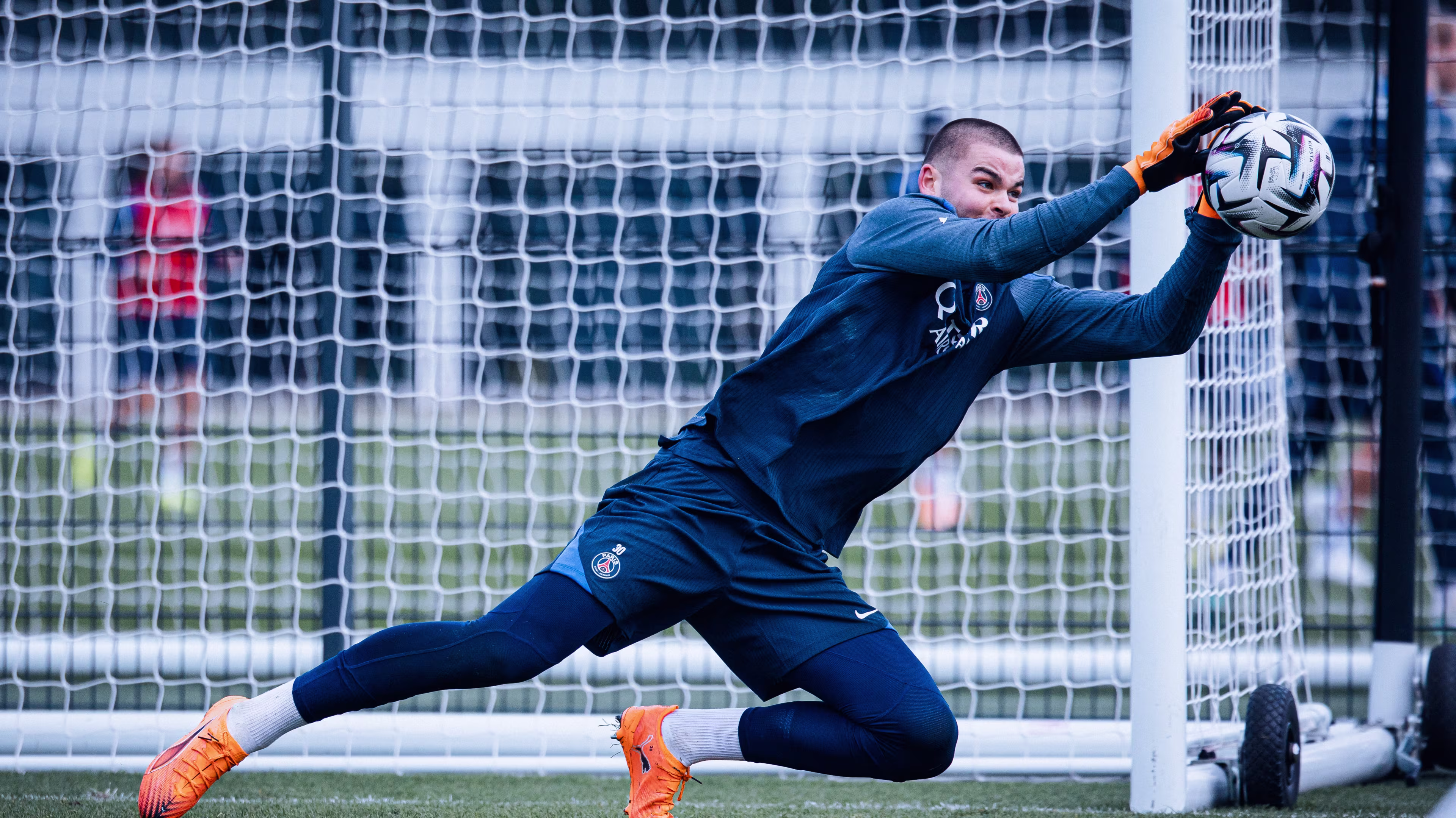 Lucas Chevalier mid-session at the Campus PSG