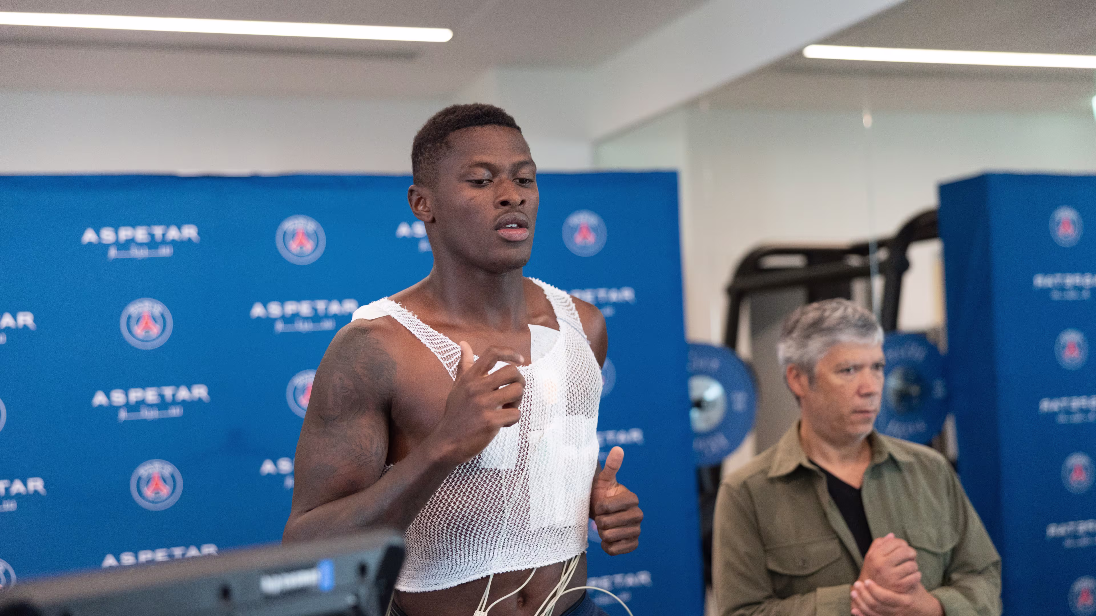 Nuno Mendes en plein test d'effort physique sur un tapis de course