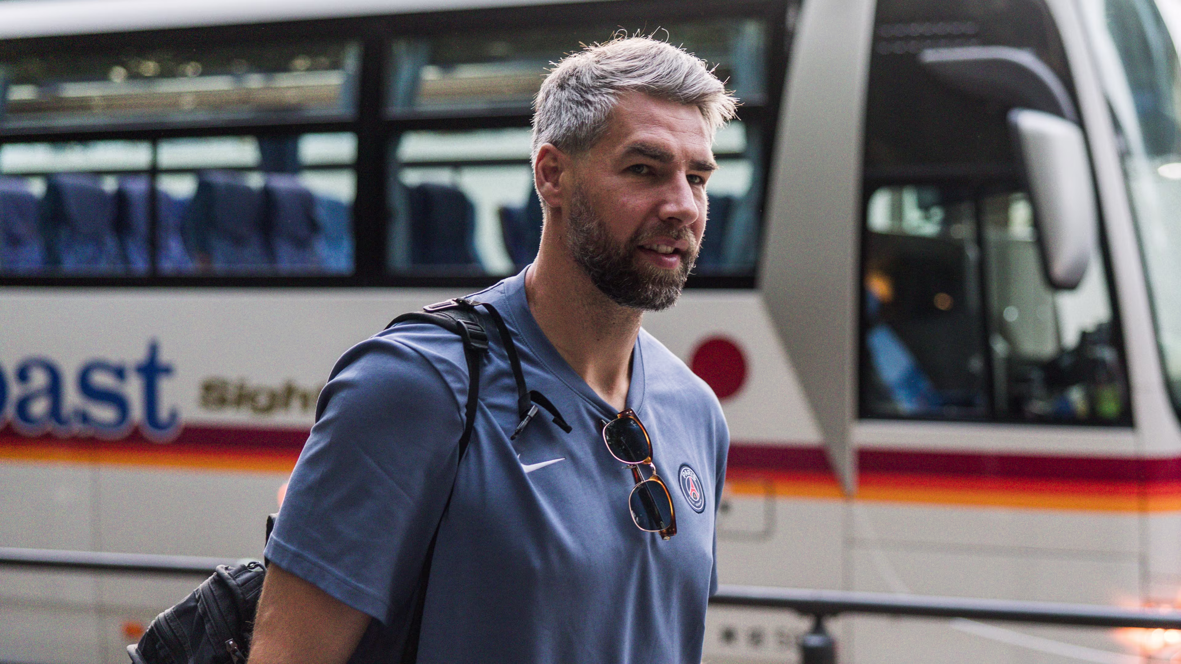 Luka Karabatic à la sortie du bus à Tokyo pour démarrer le Japan Tour 2025.