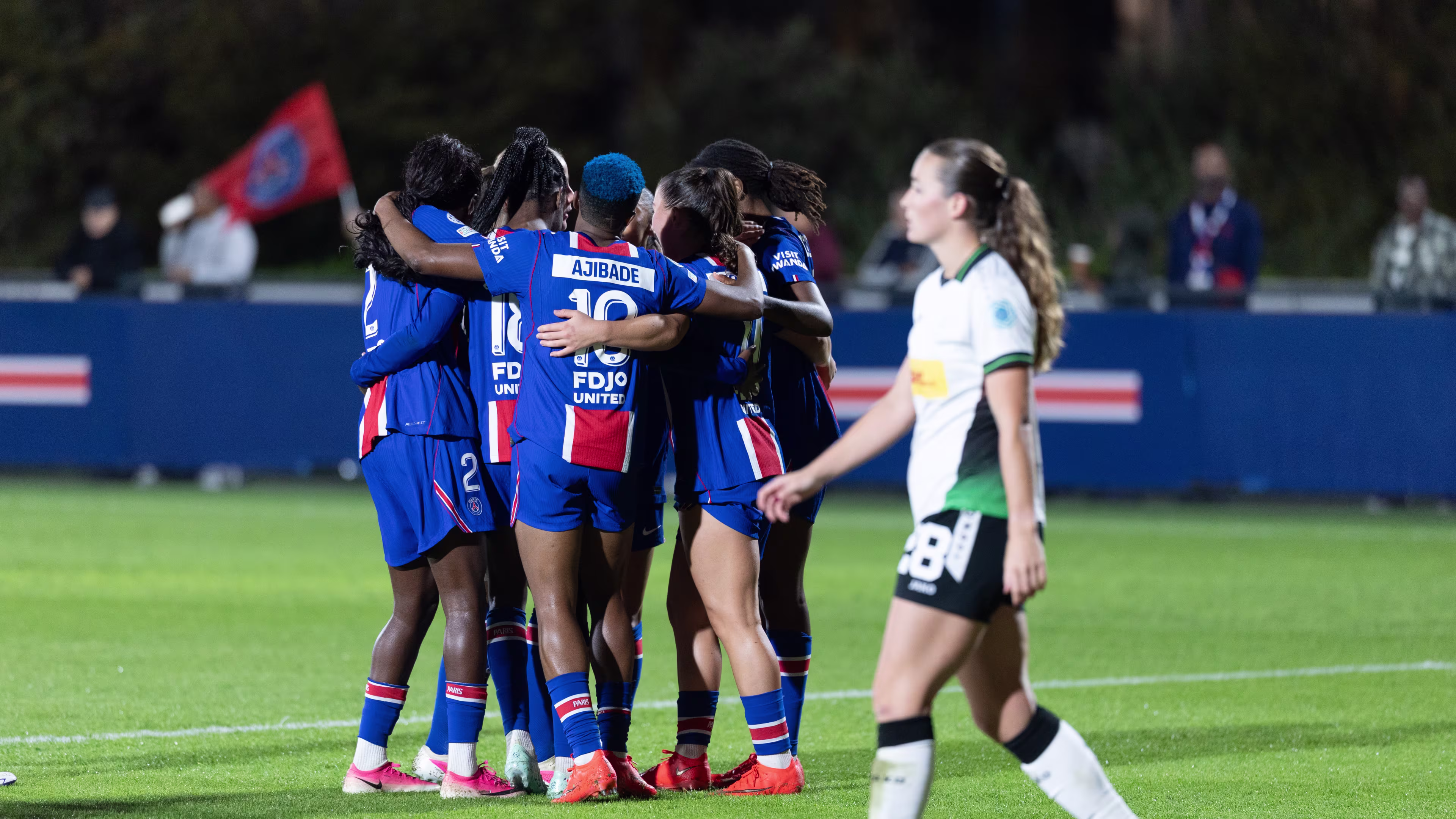Les Parisiennes celebrate their 5-0 UWCL victory over OH Leuven