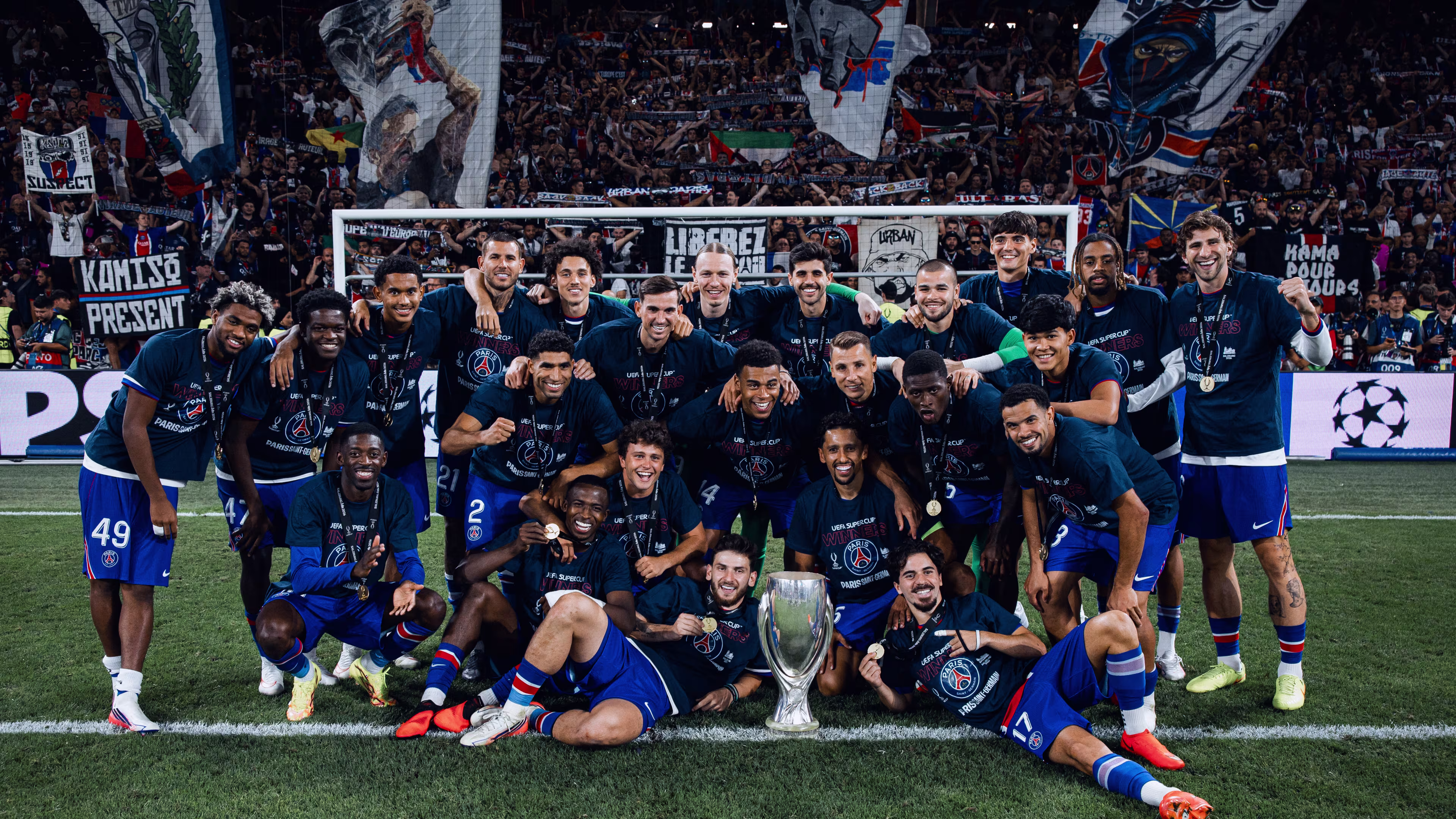 Les Parisiens célèbrent leur nouveau titre aux côtés de leurs supporters.