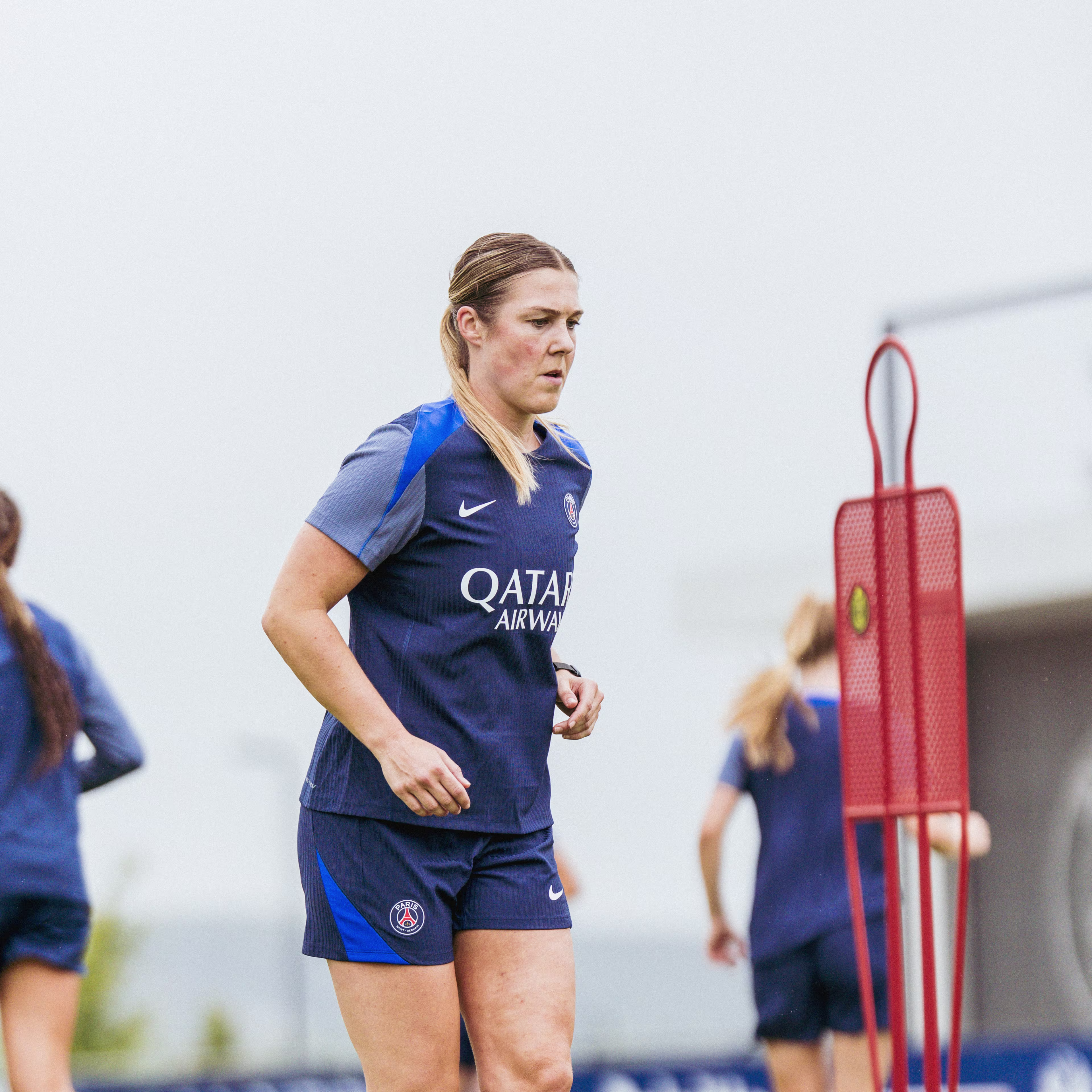 Mary Earps balle au pied à l'entraînement