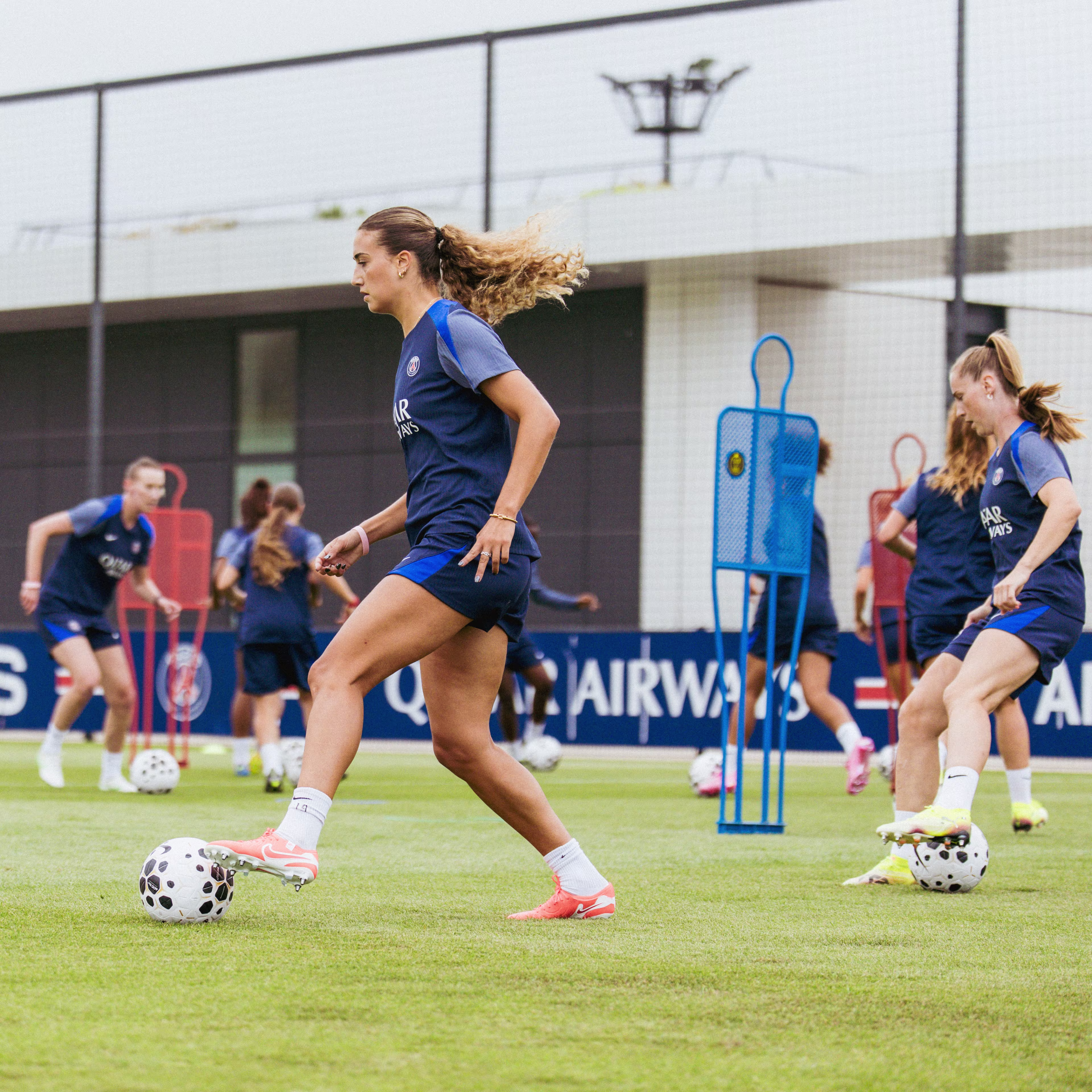 Eva Gaetino se déplace avec le ballon lors de l'entraînement