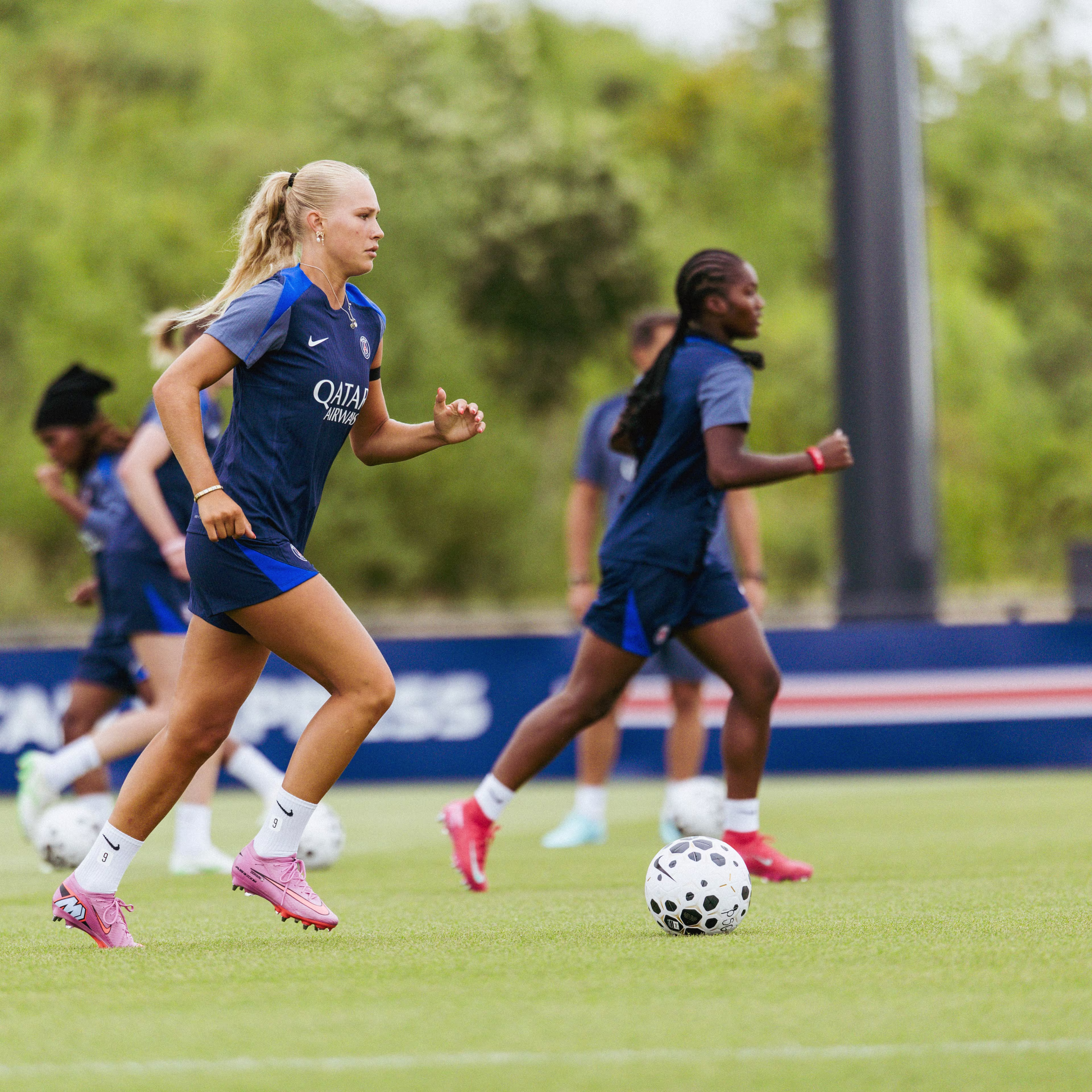 Froya Dorsin balle au pied à l'entraînement