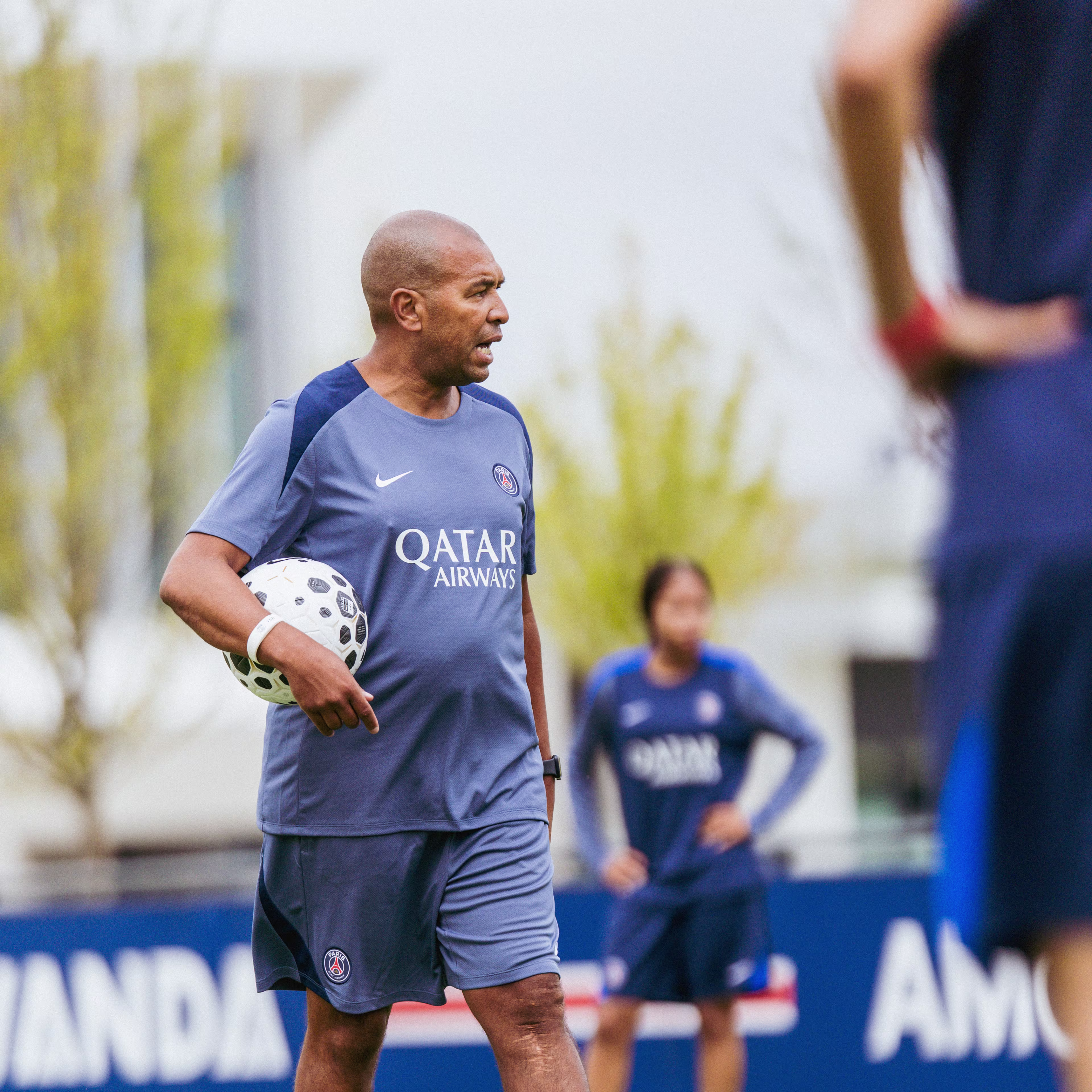 Paulo Cesar ballon à la main pendant la séance d'entraînement
