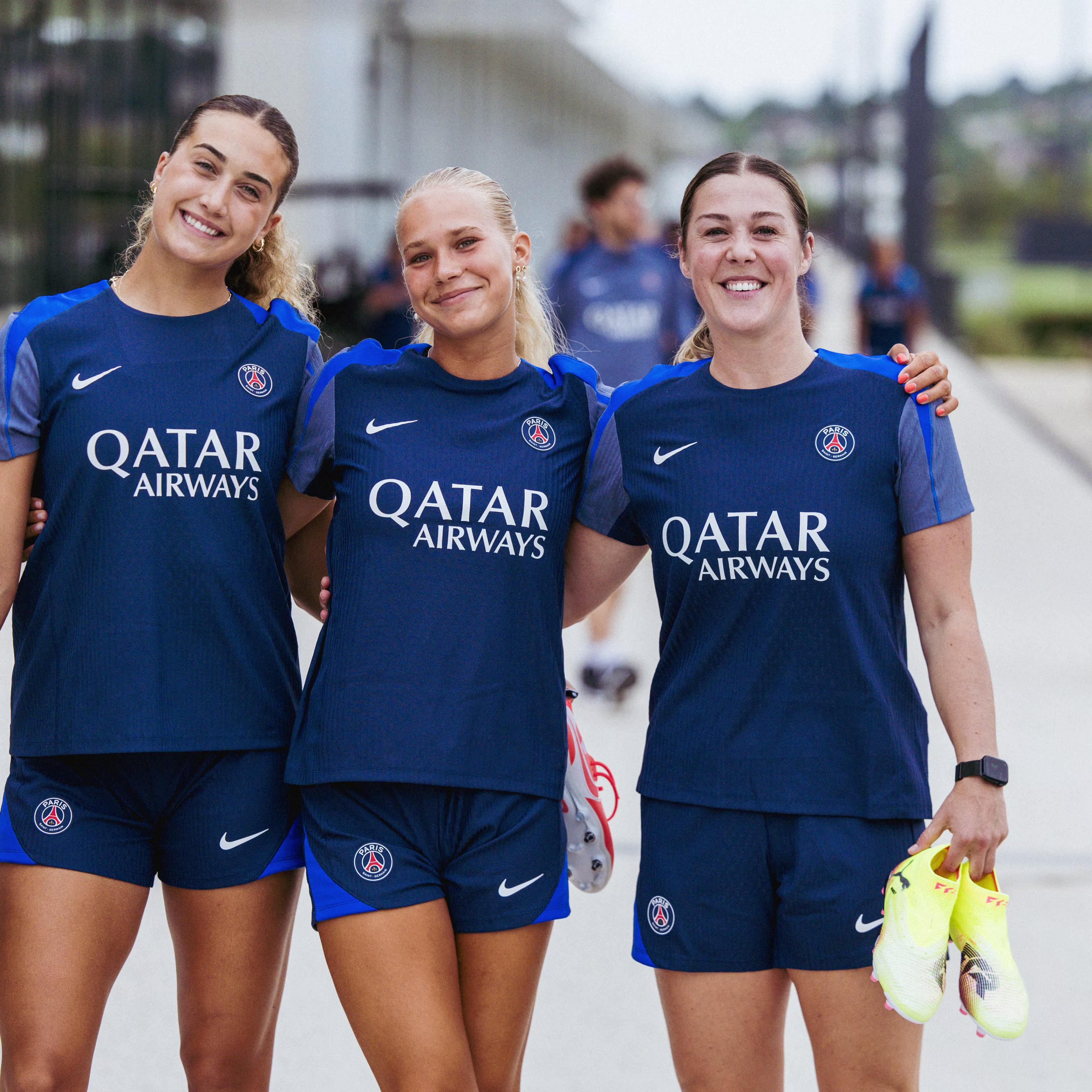 Froya Dorsin, Eva Gaetino et Mary Earps avant le début de l'entraînement. 