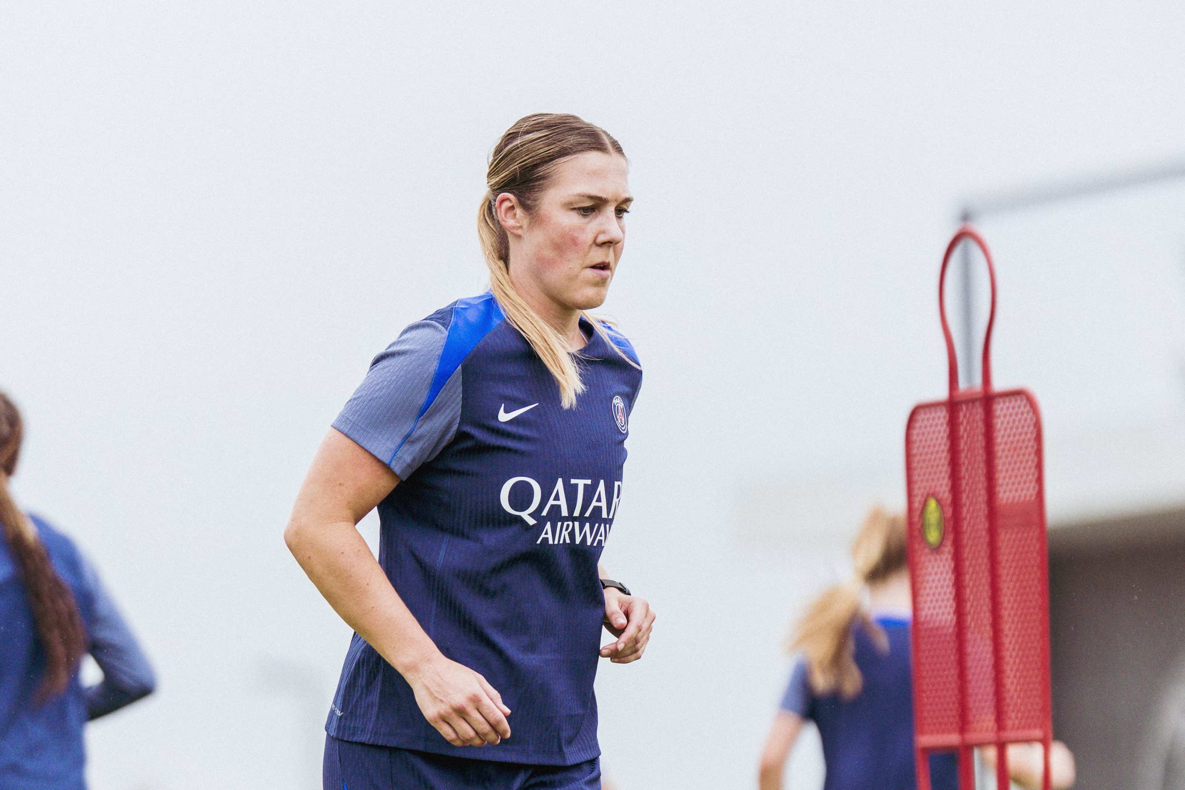 Mary Earps balle au pied à l'entraînement