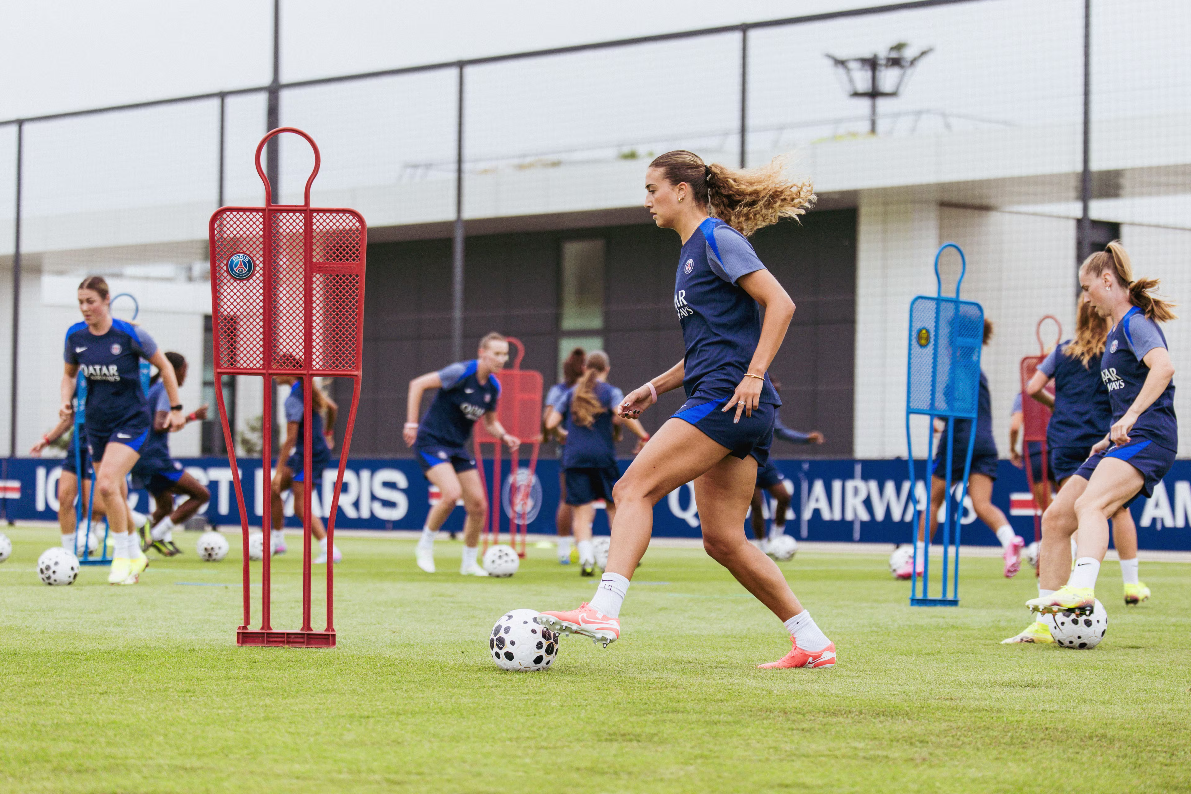 Eva Gaetino se déplace avec le ballon lors de l'entraînement