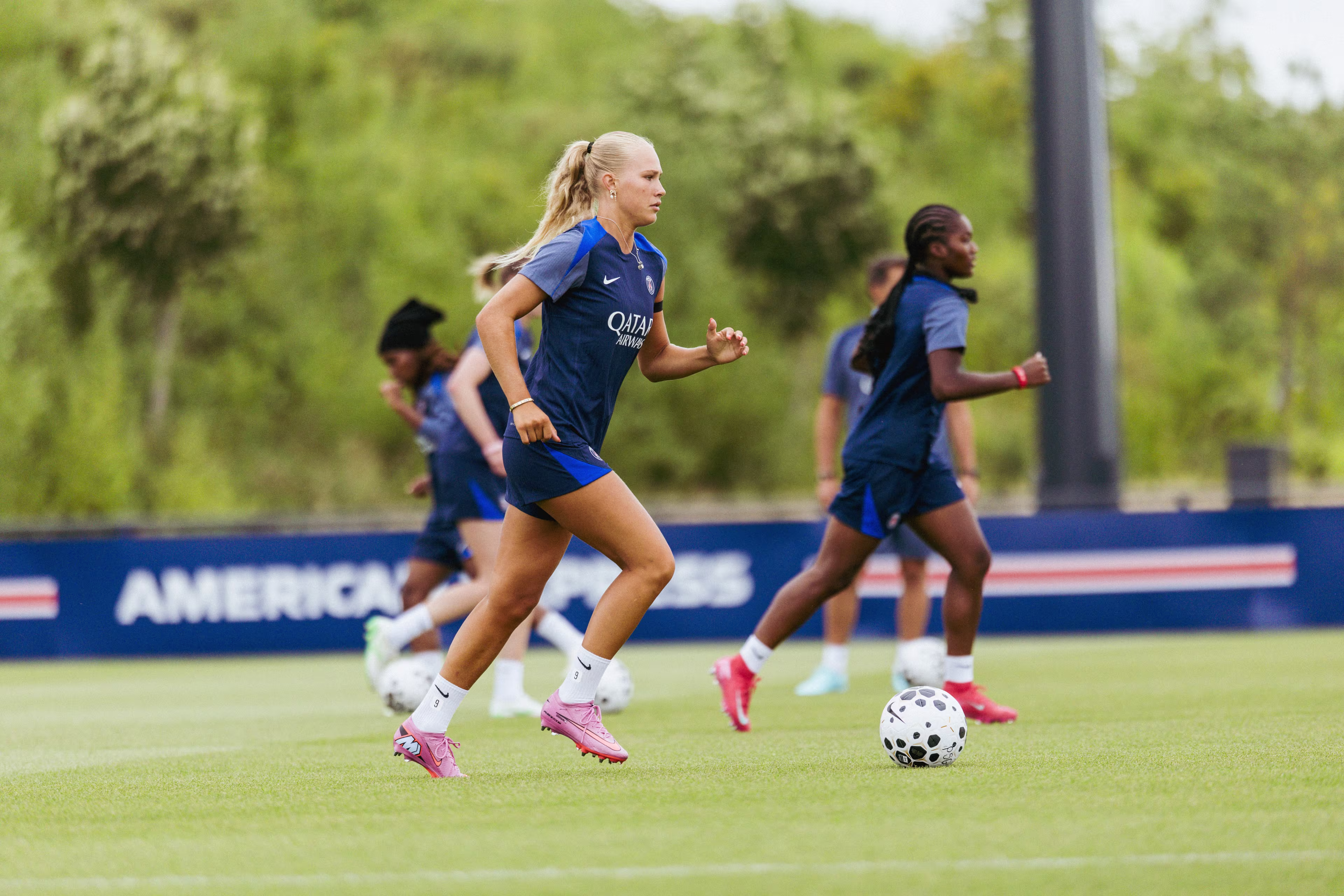 Froya Dorsin balle au pied à l'entraînement