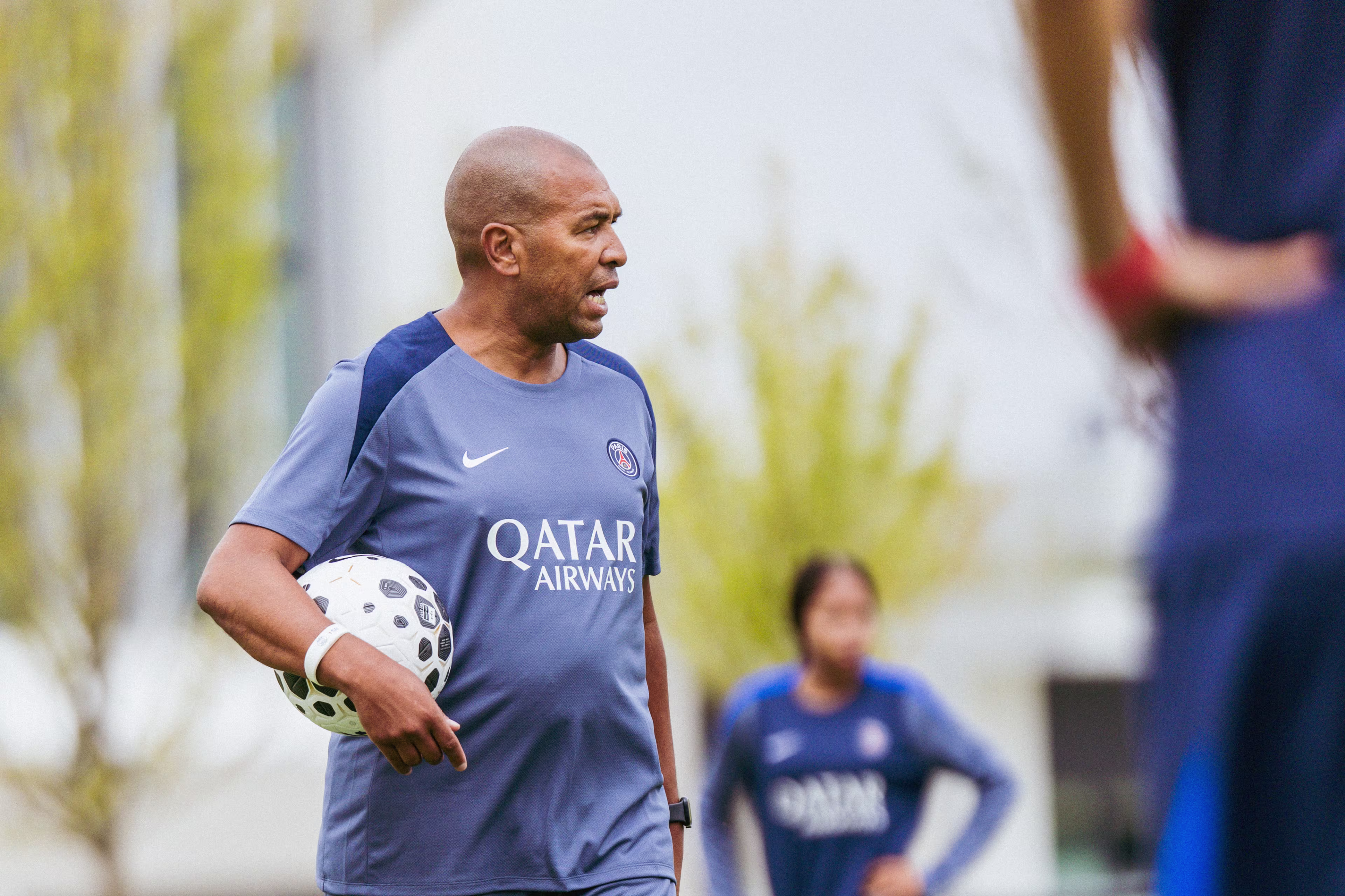 Paulo Cesar ballon à la main pendant la séance d'entraînement