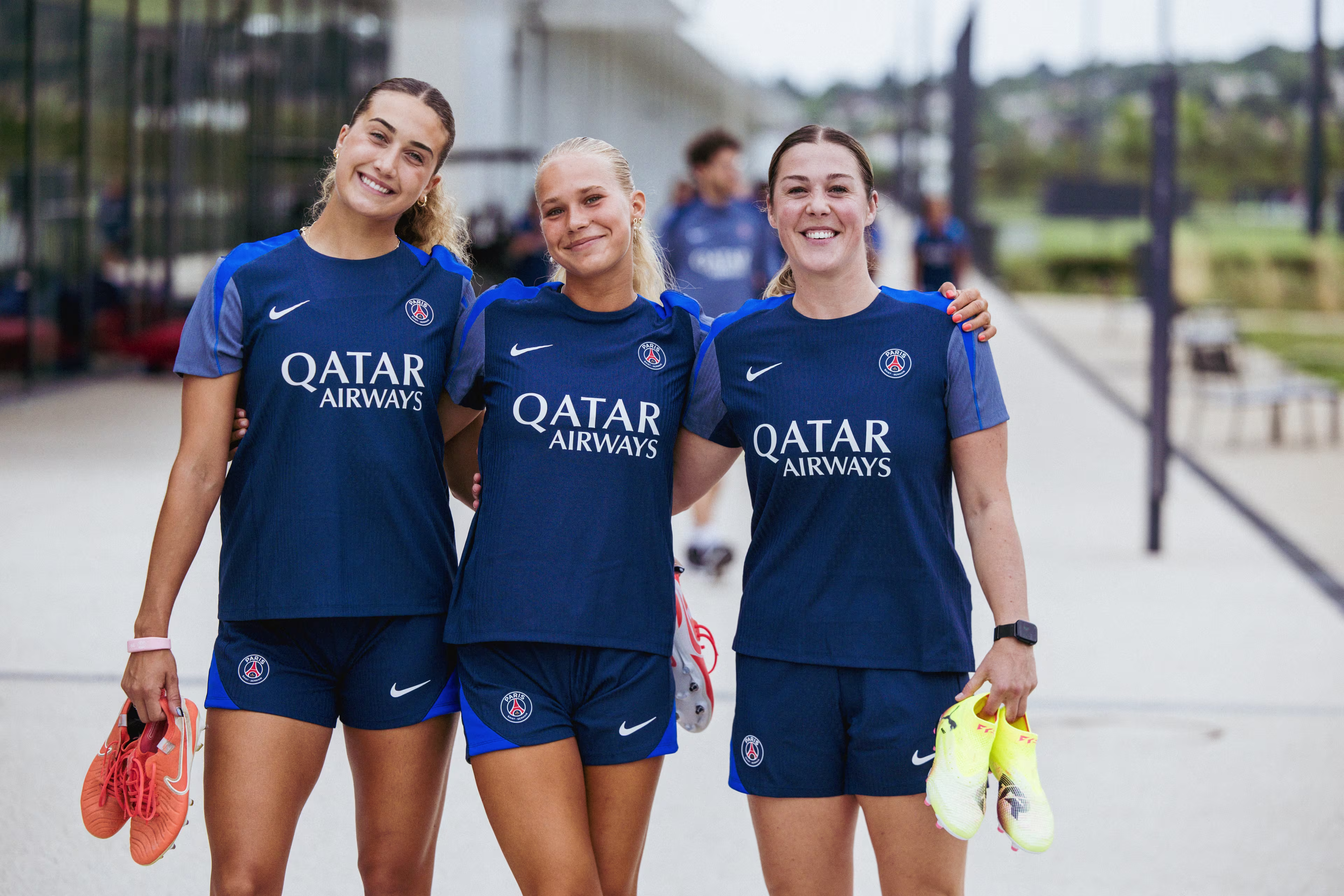 Froya Dorsin, Eva Gaetino et Mary Earps avant le début de l'entraînement. 